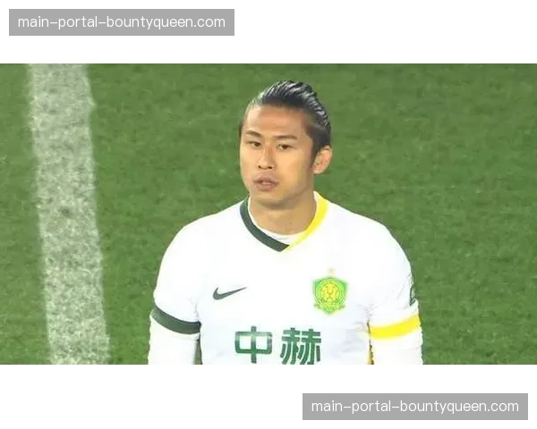 特写：张玉宁头球破门后指向看台，将进球献给刚刚出生的女儿