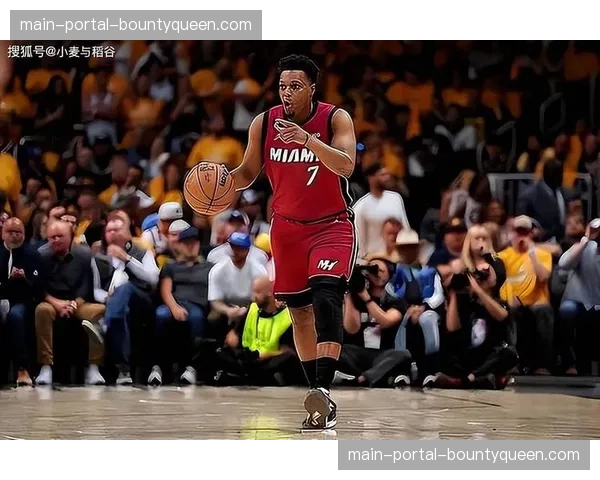 特写：老将洛瑞在训练中指导年轻队友如何选择转换进攻的传球时机